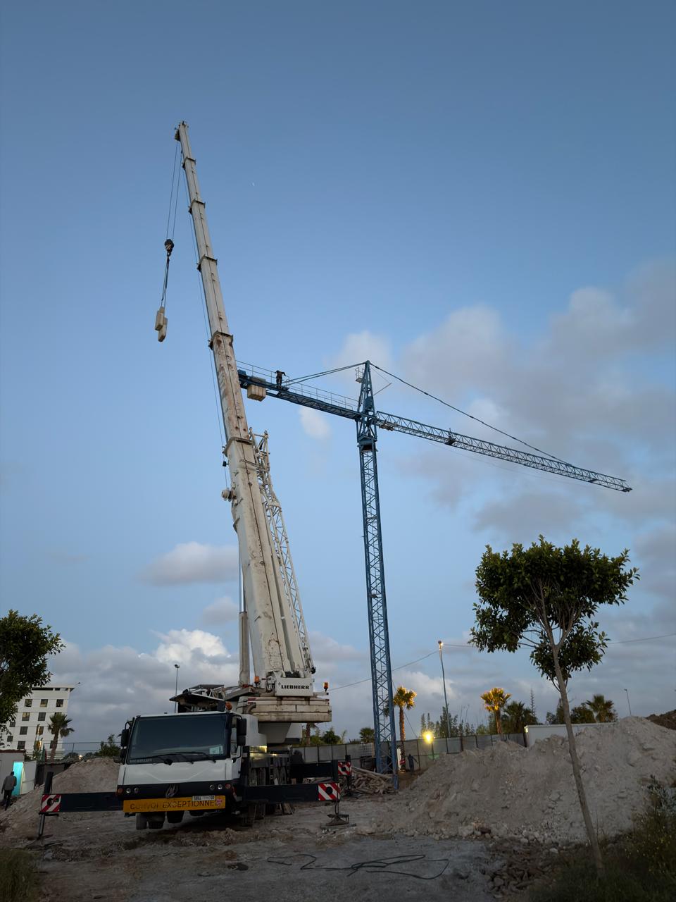 Grue à tour levage chantier BTP Maroc - SM Grue
